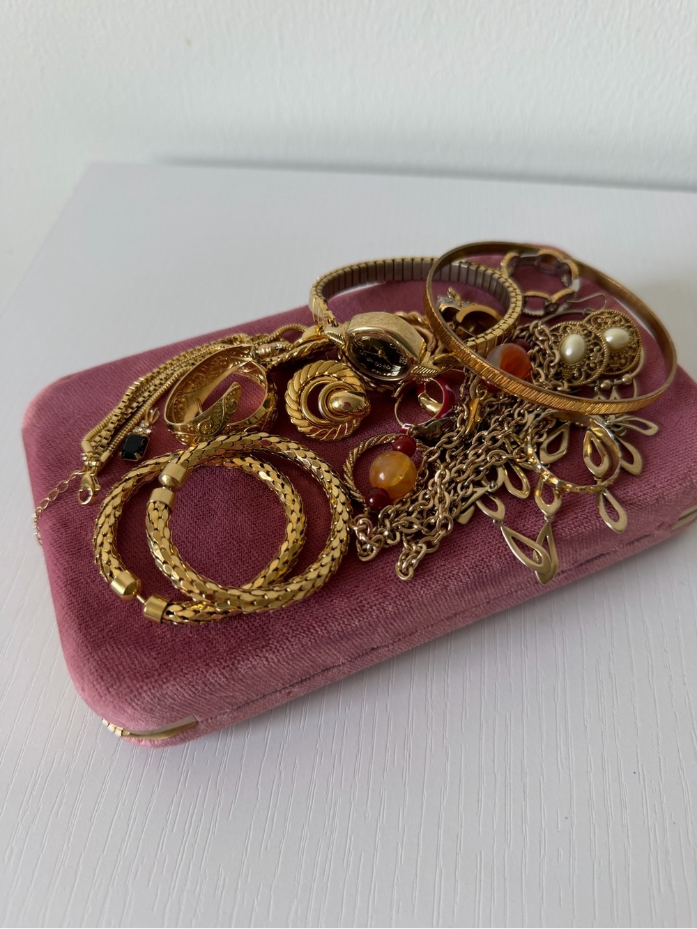 Vintage & Modern Gold Tone Jewelry Lot – 16 Pieces